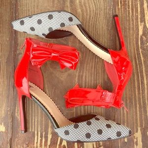 Selling these beautiful heels!